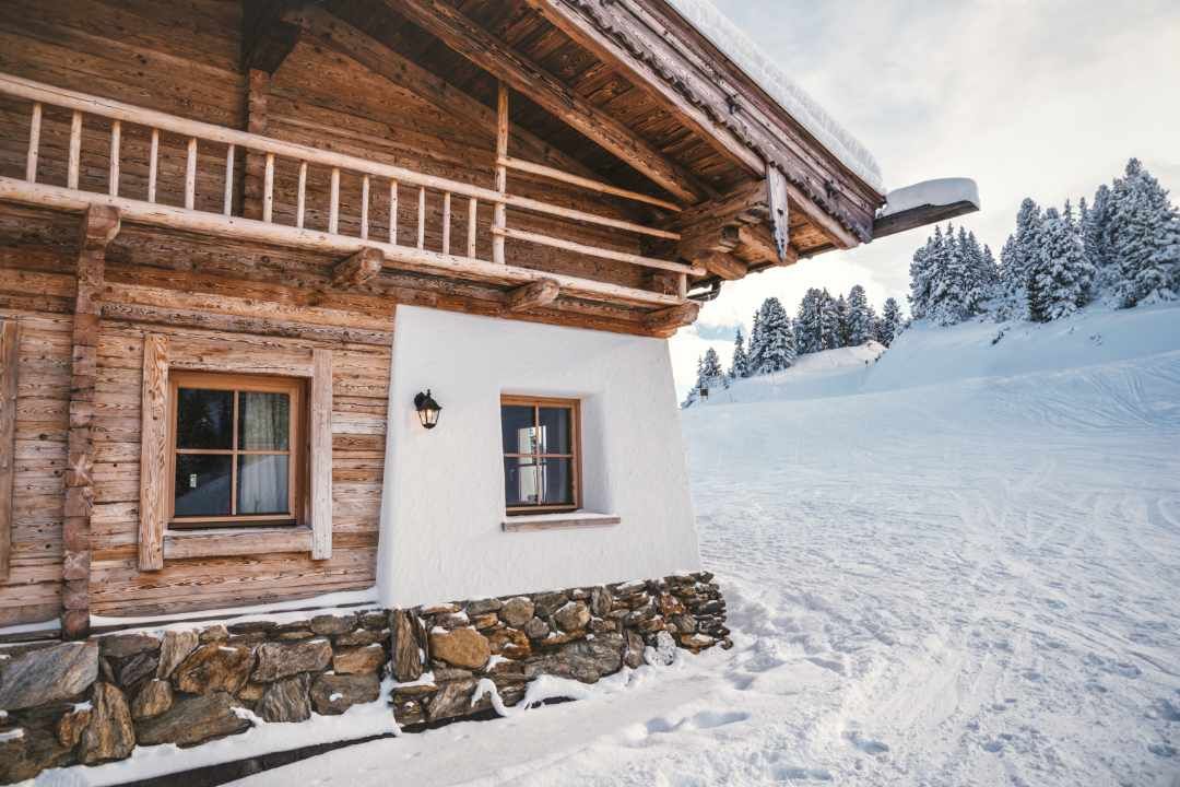 Chalet in verschneiter Landschaft im Salzburger Land